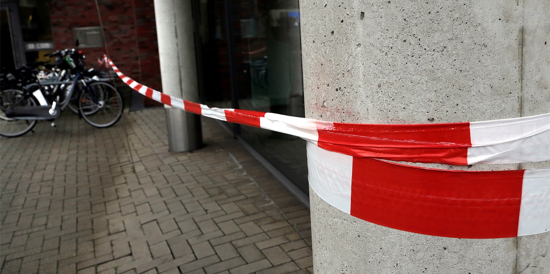 Am Volksbankgebäude ist ein Bereich zurzeit abgesperrt.