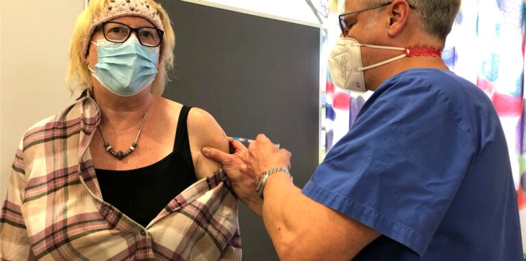 Auch Rita Gassen nutzte gern die Einladung zum Impfen ohne Termin; den Piks erhielt sie von Dr. Markus Reidt.