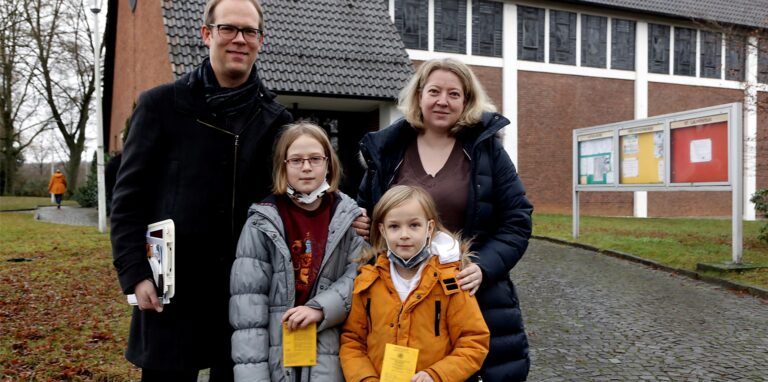 Geschafft: Dr. Alexander und Christina Paasche haben ihre Töchter Anna (6) und Emma (9) in St.Laurentius impfen lassen.