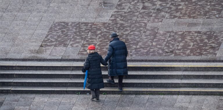 Ein älteres Paar geht gemeinsam über einen leeren Platz. Der Coronavirus-Expertenrat der Bundesregierung hat Kontaktbeschränkungen für die kommenden Tage empfohlen.
