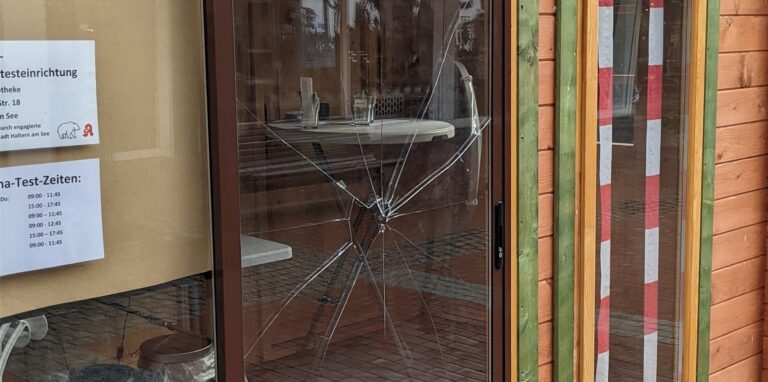 Die Scheibe am Testzentrum auf der Rekumer Straße ging zu Bruch.