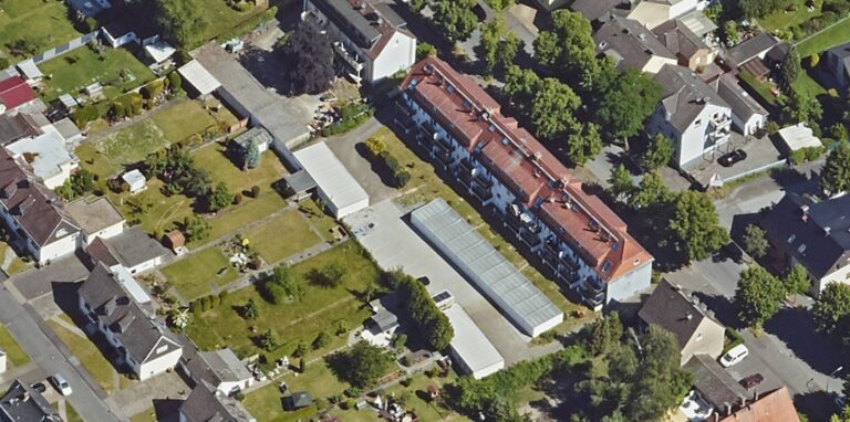An der Bladenhorster Straße werden fünf zusammenhängende Mietshäuser als Wertanlage angeboten.