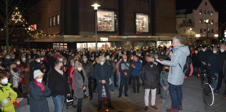 Während die Gegendemonstranten am Freitagabend die Maskenpflicht beachteten, nahmen es die Teilnehmer des Autokorsos zuvor nicht so genau mit den Coronaregeln.