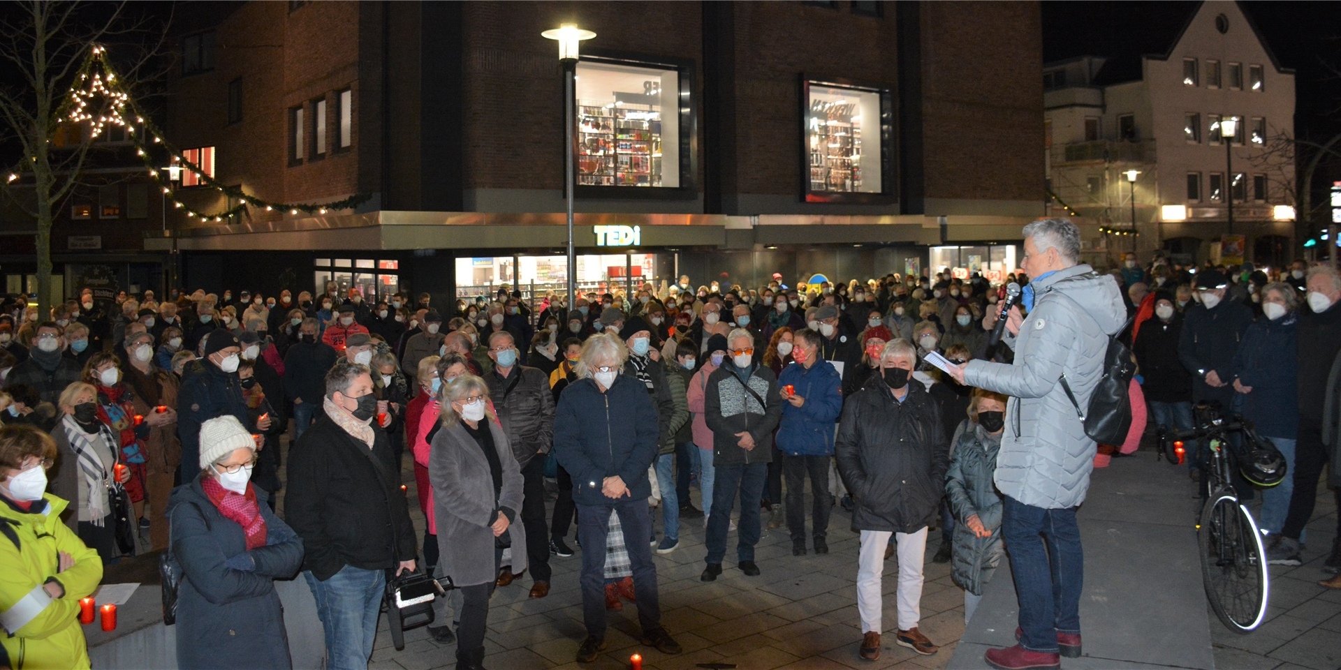 Während die Gegendemonstranten am Freitagabend die Maskenpflicht beachteten, nahmen es die Teilnehmer des Autokorsos zuvor nicht so genau mit den Coronaregeln.
