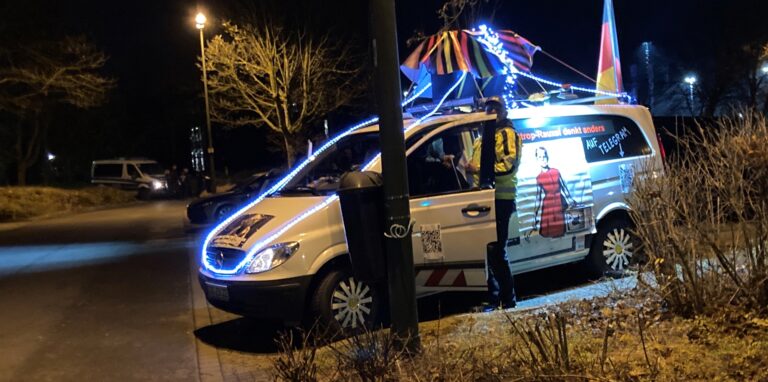 Ein Autokorso von Querdenkern nahm am Montag um 18.30 Uhr seinen Auftakt am Parkplatz der Willy-Brand-Gesamtschule.
