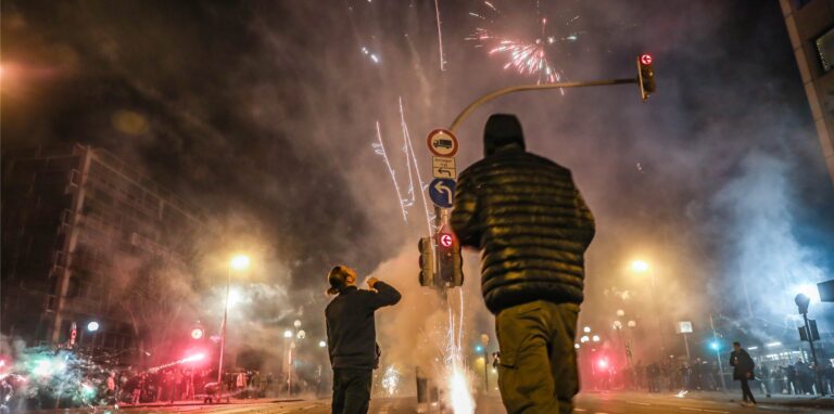 Feuerwerk zu Silvester in Dortmund an der Möllerbrücke.