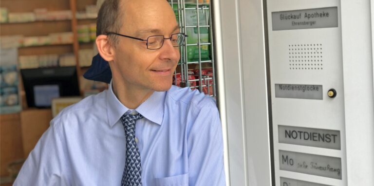 Dr. Claus Ehrensbergers Glückauf-Apotheke bietet weiterhin Coronatests an. An Heiligabend ist er schon fast ausgebucht.