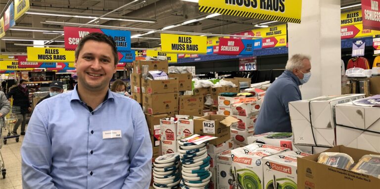 Geschäftsleiter Dominik Trieba schaut mit einem weinenden und einem lachenden Auge auf die letzten Tage des Real-Markts in Castrop-Rauxel.