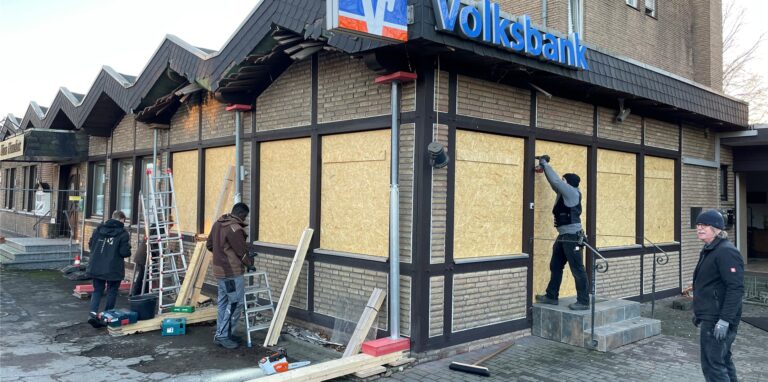 Am Tag nach den Explosionen wurde die kleine SB-Filiale der Vereinten Volksbank in Deuten mit Brettern verriegelt.