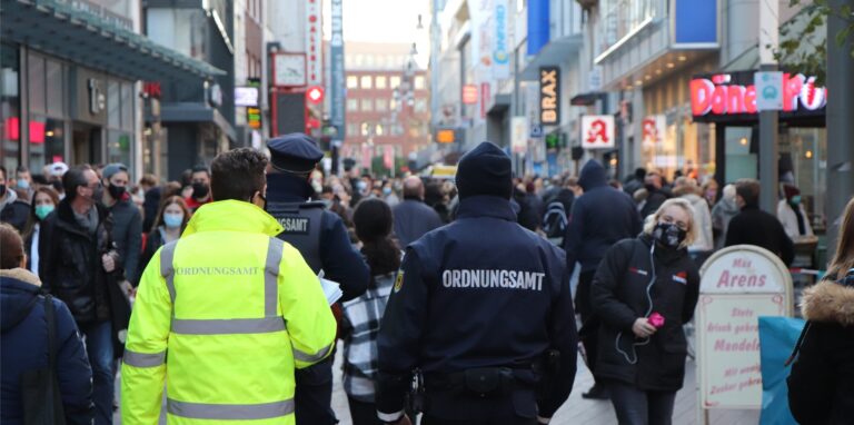 Polizei und Ordnungsamt kontrollieren unter anderem die Einhaltung der 2G-Regel in der Gastronomie.