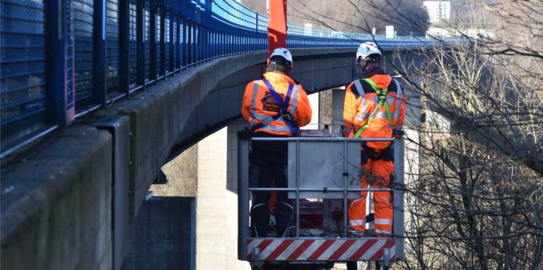 Experten prüfen die gesperrte A45-Brücke bei Lüdenscheid.