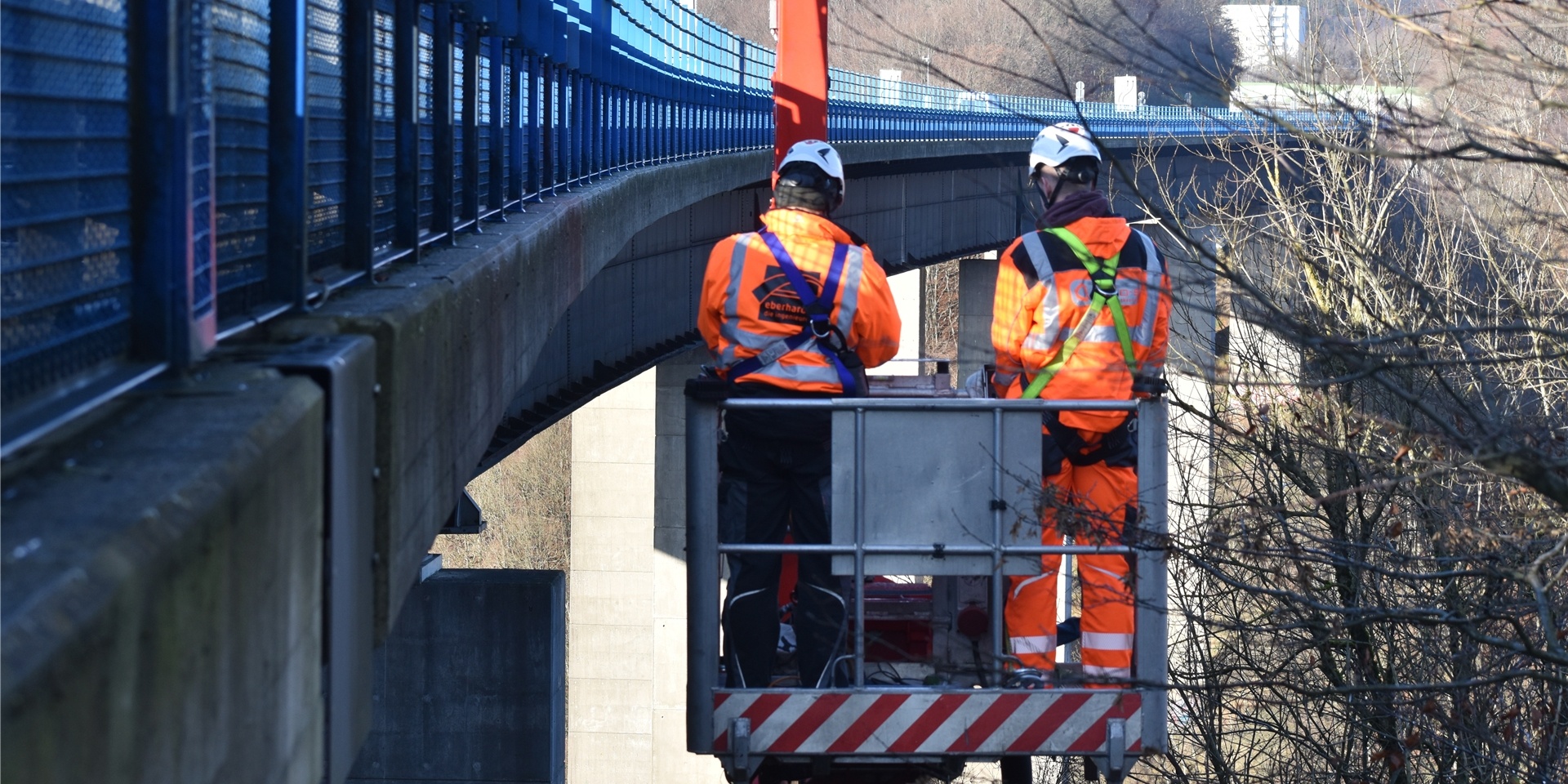 Experten prüfen die gesperrte A45-Brücke bei Lüdenscheid.