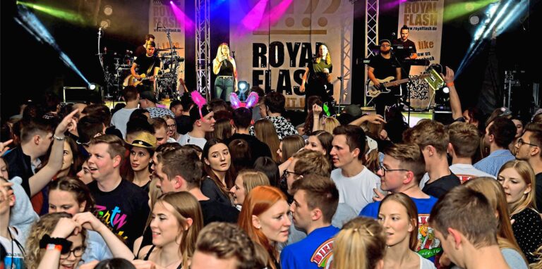 Ein Blick ins Festzelt beim Pyjamaball in Waltrop.