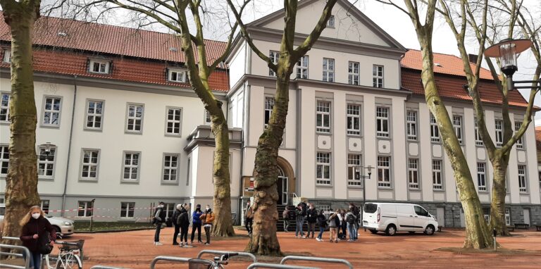 Mindestes ein Schüler am Adalbert-Stifter-Gymnasium ist mit dem Coronavirus infiziert. Es gibt Fälle an vier weiteren Schulen.