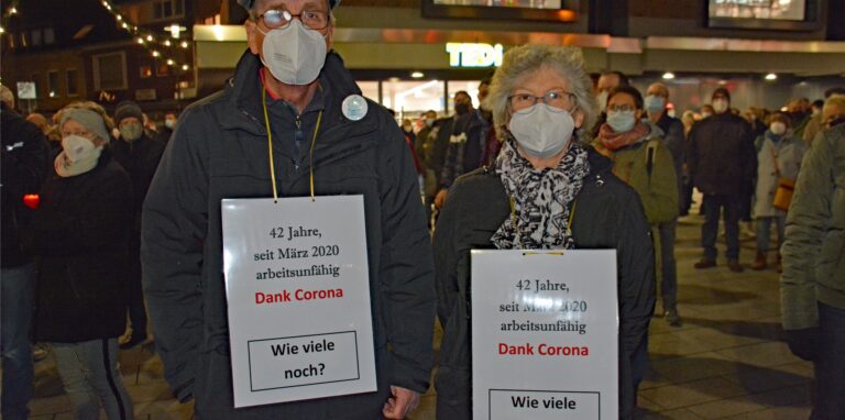 Peter und Anne M. bei der Demonstration am vergangenen Freitag. Sie sorgen sich um ihre Tochter und wollen auf die Gefahr von Long Covid aufmerksam machen.
