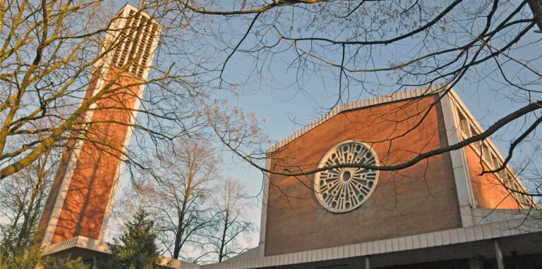 Die Kirchengemeinde Heilig Kreuz trennt in ihren Gottesdiensten Geimpfte und Ungeimpfte.