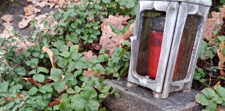 Ganz offensichtlich einfach umgetreten wurde diese Grableuchte auf dem Friedhof in Ickern.