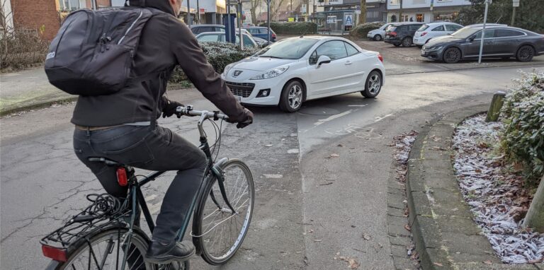 Für Autofahrer ist der Westwall Einbahnstraße, für Radfahrer aber nicht. Es kommt immer wieder zu haarigen Situationen, weil die Fahrbahnmarkierungen für den Radweg kaum noch zu erkennen sind.
