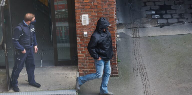 Der Verurteilte ist auf diesem Bild am Rande der Verhandlung am Landgericht Dortmund zu sehen.