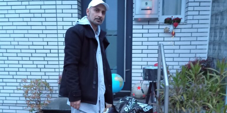 Mit seinen wenigen Habseligkeiten steht Rukhsar Ahmed vor dem Haus in Herten-Süd, in dem er eine Wohnung bekommen hat.
