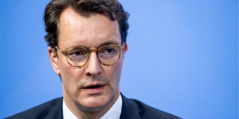 Hendrik Wüst (CDU), Ministerpräsident von Nordrhein-Westfalen, äußert sich bei einer Pressekonferenz.
