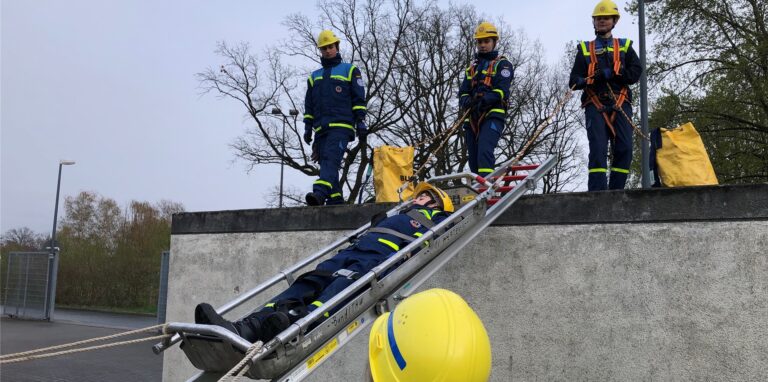 Ein THW-Trupp beim Transport einer verletzten Person: Bei dieser Bergung handelt es sich aber gottlob nur um eine Übung.