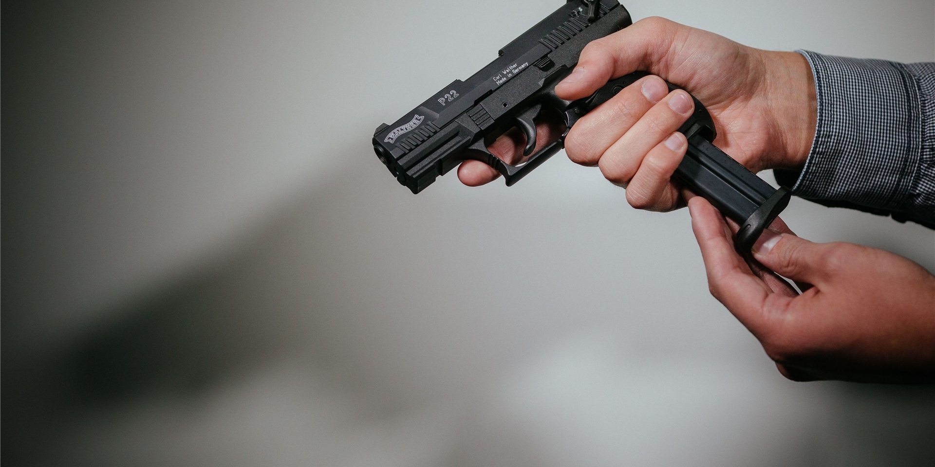 Die Polizei sucht mit Fotos nach zwei mutmaßlichen Räubern, die ein Geschäft mit Schusswaffen überfallen haben sollen. (Symbolbild)