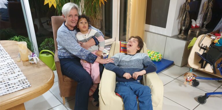 Hier wird viel und gerne gelacht: Heike Koser mit Nesthäkchen Felicia (3) und dem 15-jährigen Max.