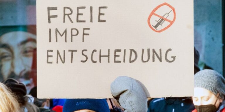 Menschen demonstrieren gegen die Impfpflicht und Maßnahmen zur Eindämmung der Coronapandemie.