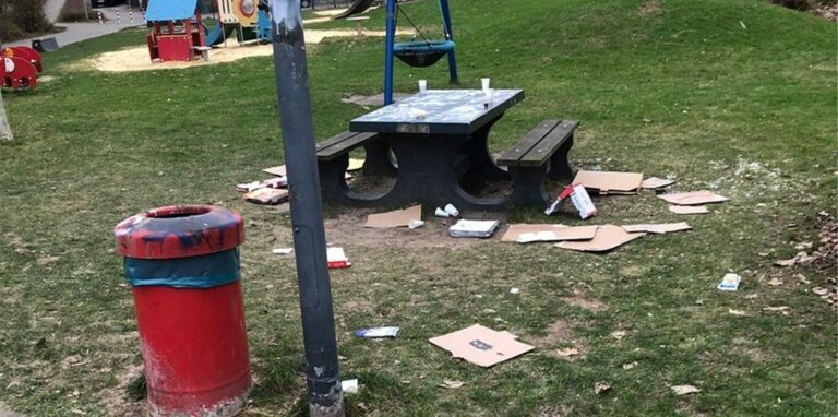 So zugemüllt fanden Anwohner den Spielplatz in Disteln am zweiten Weihnachtstag vor.