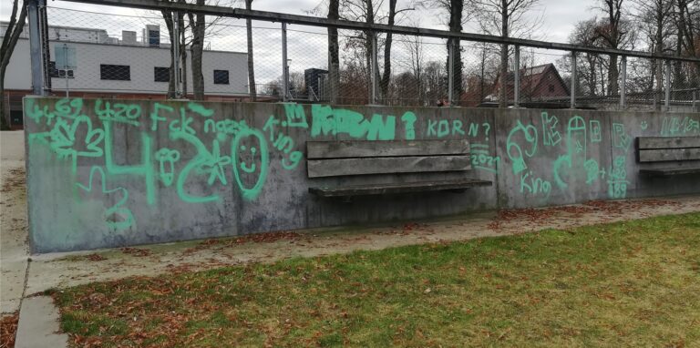 Unbekannte haben die Betonwände am Wasserspielplatz in der Stadtmühlenbucht (gegenüber vom Seeblick) beschmiert.