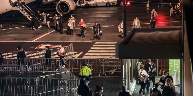 Ankunft im Dunkeln: Unser Archivbild aus dem Dezember 2022 zeigt den letzten Flug aus London, der damals in Dortmund landen durfte, bevor die Sperre in Kraft trat. Die Ankunft war gegen 21 Uhr. Um noch spätere Flüge, die nach 23 Uhr landen, gibt es gerichtlichen Streit.