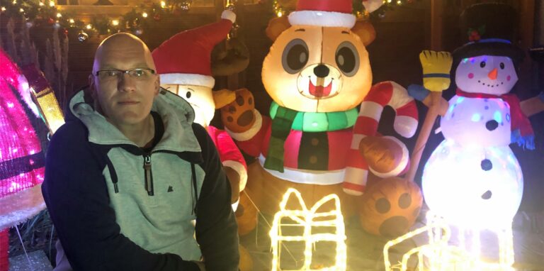 Christian Maas macht sein Haus mit Hilfe der Familie jedes Jahr mehr und mehr zu einem Weihnachtshaus.