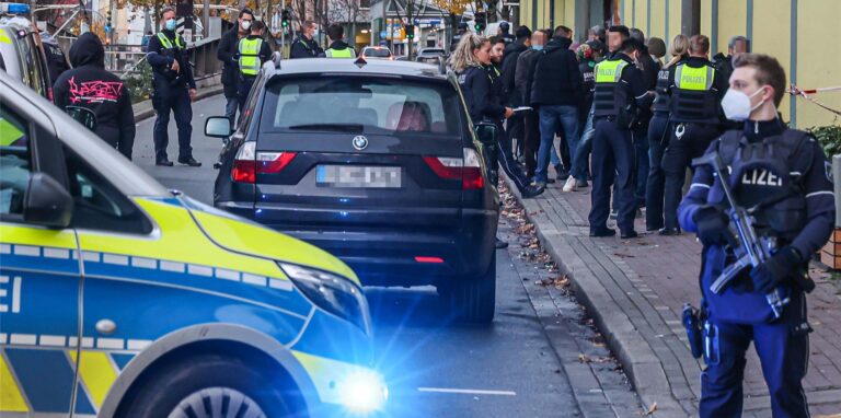 Wir werfen einen Blick zurück auf Dortmunds spektakulärste Verbrechen im Jahr 2021. Hier: Ein großer Polizeieinsatz an der Rheinischen Straße im November, nachdem dort Schüsse gefallen sind.