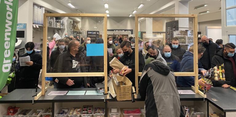 Großer Andrang: Deutsche kaufen in einem Geschäft in Belgien Pyrotechnik.