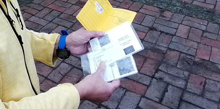 Die Zertifikate in der Hand – aber Verunsicherung über den Impfstatus und -schutz: Das empfinden Leser, die eine einmalige Grundimpfung mit dem Vakzin von Johnson & Johnson erhalten haben.