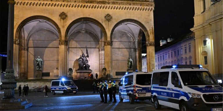 Die Polizei war mit einem Dutzend Mannschaftswagen am Münchner Odeonsplatz im Einsatz.