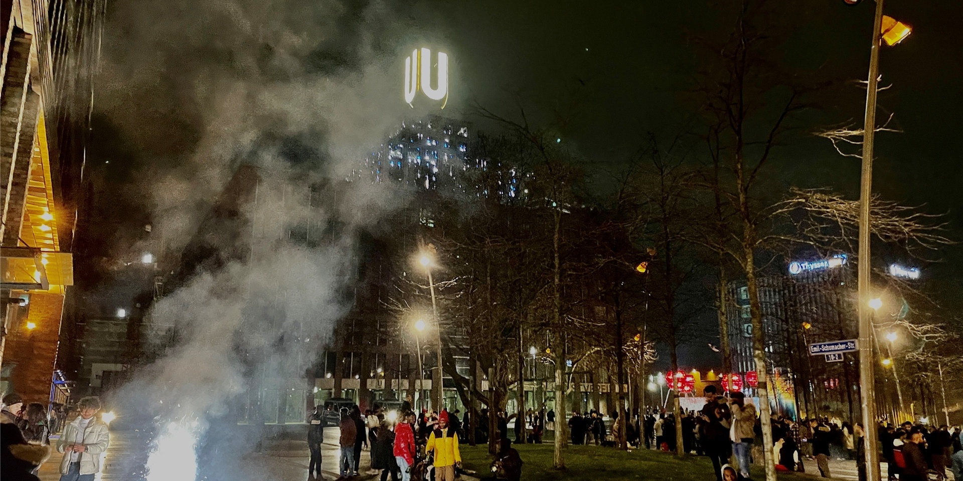 Die Polizei ist mit vielen Einsatzkräften in der Dortmunder Innenstadt unterwegs und kontrolliert, ob die Regeln an Silvester eingehalten werden.