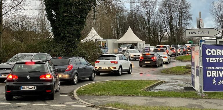 Großer Andrang herrscht am Sonntagnachmittag, 3. Januar 2022, am Testzentrum neben Herta.