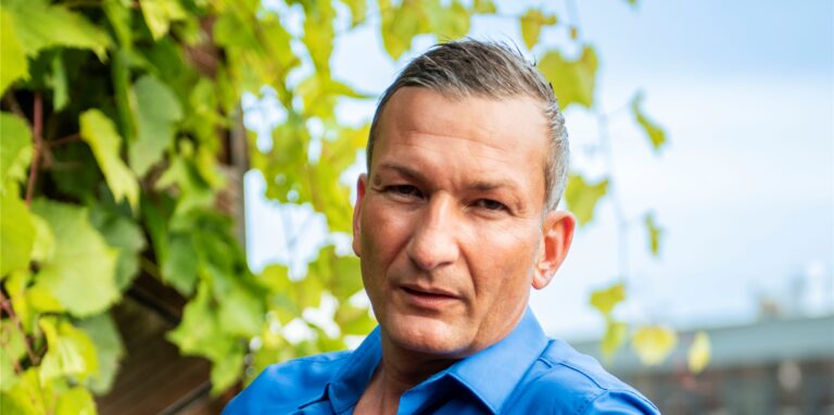 Kevin aus Dortmund arbeitet als Callboy. Seine Fähigkeit, sich gut auf neue Partnerinnen einzulassen, hat ihn zu dem Job gebracht.