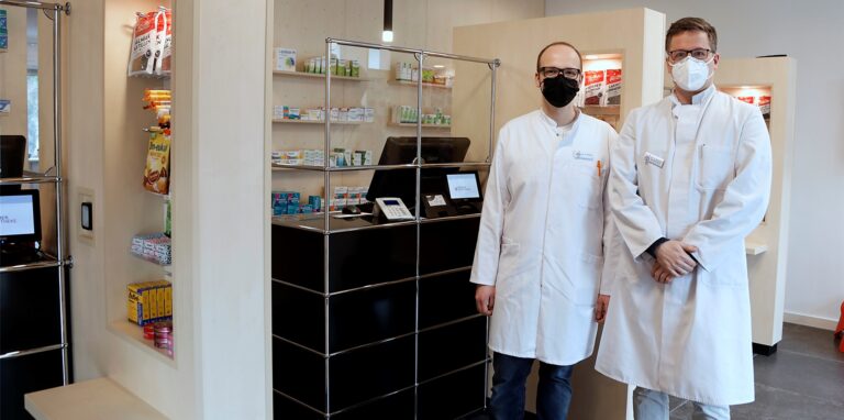 Dr. Hannes Müller (l.) und Dr. Philipp Schulte-Mecklenbeck haben die neue Römer-Apotheke an der Weseler Straße eröffnet.