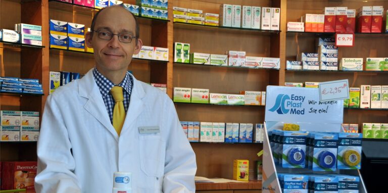 Apotheker Claus Ehrensberger spürt die zunehmende Nachfrage nach Corona-Schnelltests wegen der neuen Regeln.