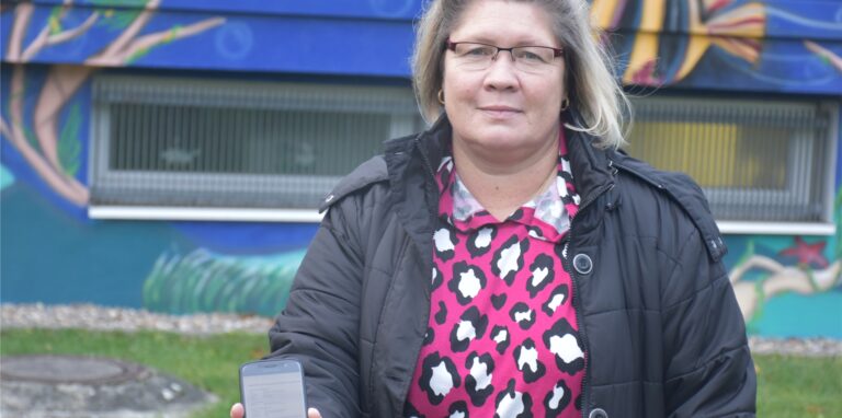 Cornelia John wartete stundenlang mit dem Handy auf ihren Test, um schwimmen gehen zu können.