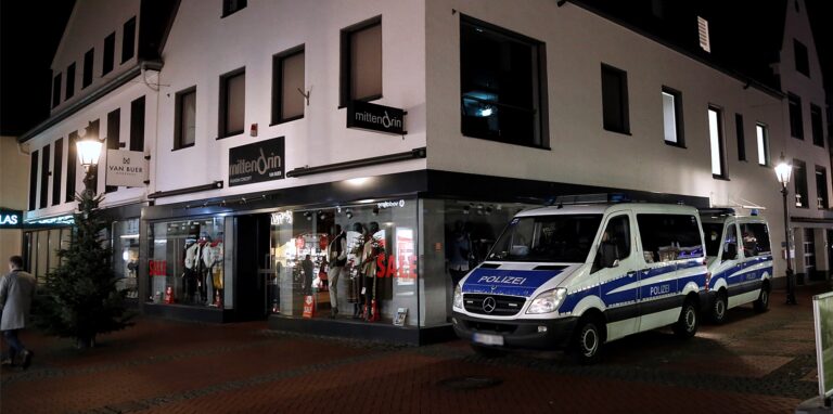 Die Polizei zeigte Präsenz, unter anderem am verdunkelten Modegeschäft Mittendrin/van Buer.