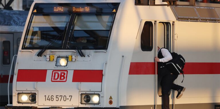 Symbol – Der Berufungsprozess gegen einen Lokführer im sogenannten Gullydeckel-Fall ist überraschend aufgehoben worden.