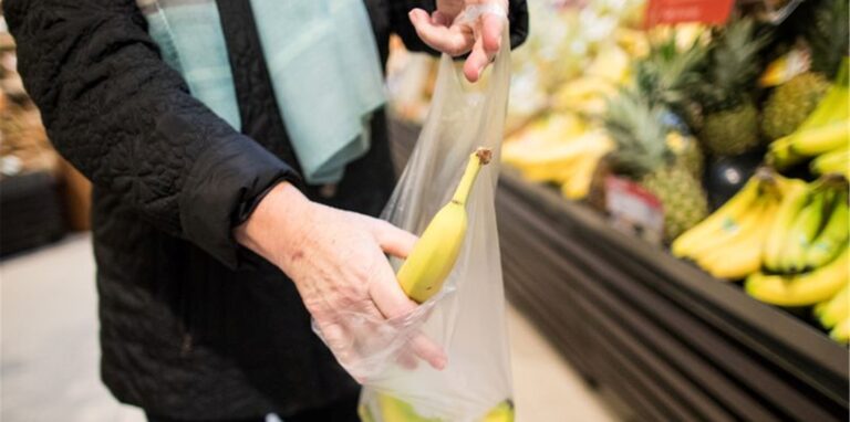 ARCHIV – Die dünnen Plastiktüten an der Obsttheke im Supermarkt bleiben erlaubt. Sie werden auch Knotenbeutel oder Hemdchen-Tüte genannt.