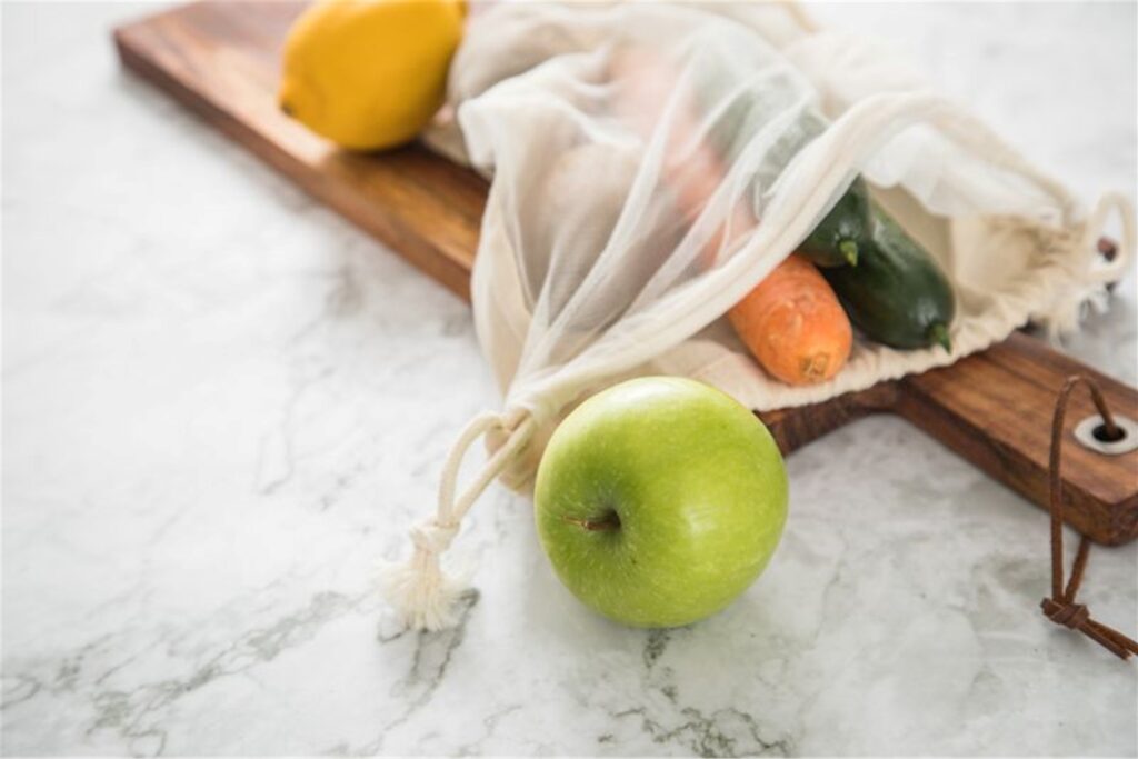 ILLUSTRATION - Netze sind eine gute Alternative zur Einweg-Plastiktüte für Obst und Gemüse an der Supermarkt-Theke. ILLUSTRATION - Netze sind eine gute Alternative zur Einweg-Plastiktüte für Obst und Gemüse an der Supermarkt-Theke.