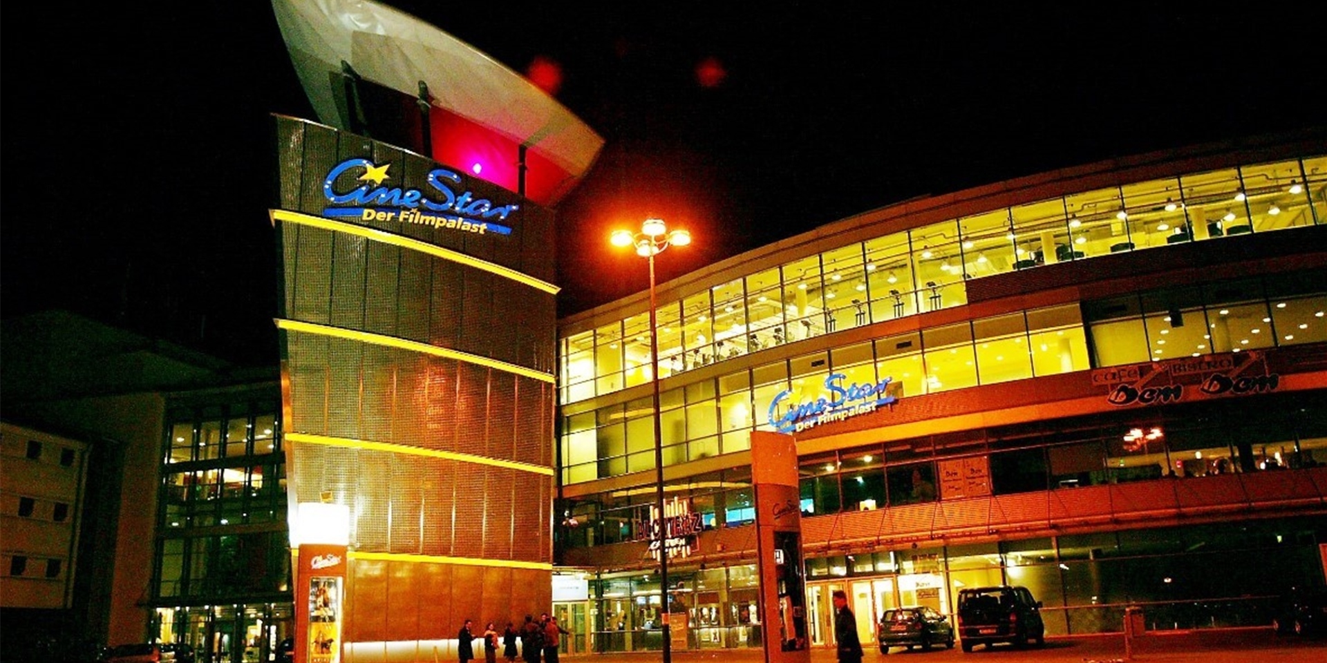 Das beleuchtete Cinestar am Dortmunder Hauptbahnhof bei Nacht – Dortmunds größtes Kino ist umfassend renoviert worden.
