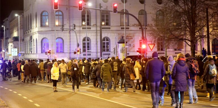 Impfgegner und Gegner von Corona-Einschränkungen demonstrieren durch die Innenstadt. (Symbolbild)