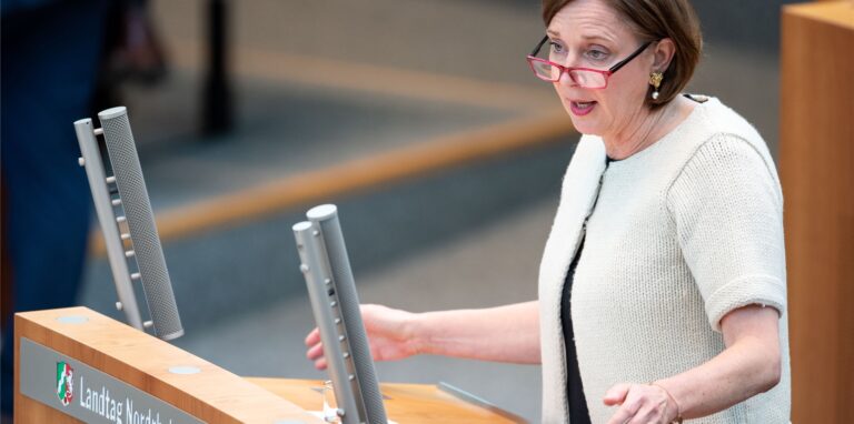 Yvonne Gebauer (FDP), Bildungsministerin von Nordrhein-Westfalen, spricht im Landtag.
